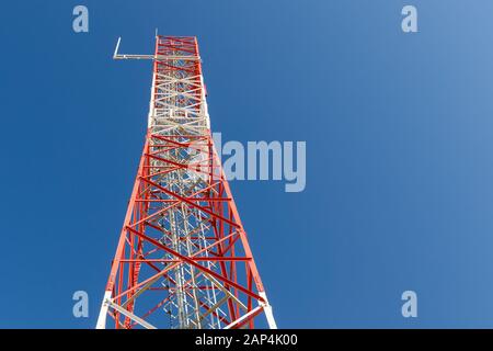 Antenna di comunicazione, la costruzione della torre radio, vista dal basso, rosso a colonna in metallo Foto Stock