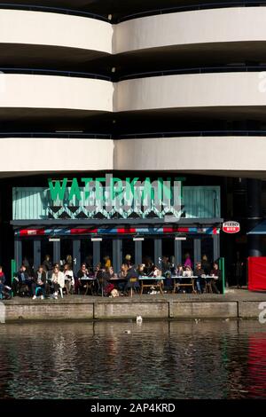 Persone che godono di una giornata di sole sulla terrazza del ristorante 'waterkant', Amsterdam, Paesi Bassi. Foto Stock