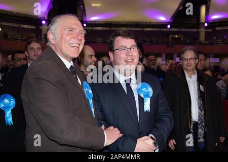 Sostenitori conservatori che celebrano la vittoria di Gary Sambrook prendendo la sede di Northfield Birmingham da Richard Burden alle Elezioni generali Foto Stock