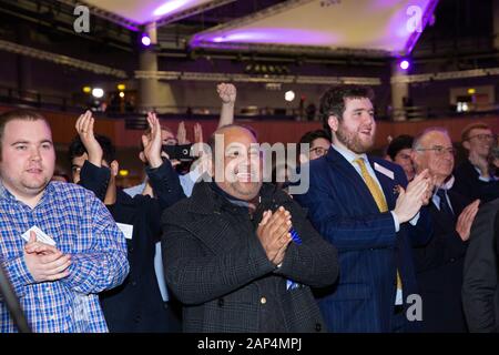 Sostenitori conservatori che celebrano la vittoria di Gary Sambrook prendendo la sede di Northfield Birmingham da Richard Burden alle Elezioni generali Foto Stock