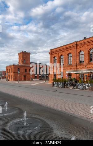 Manfaktura è enorme centro commerciale e di intrattenimento con la ex-fabbrica di proprietà di Israele Poznański factory di Łódź, Polonia. Foto Stock