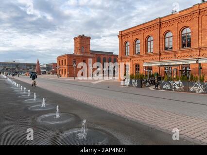 Manfaktura è enorme centro commerciale e di intrattenimento con la ex-fabbrica di proprietà di Israele Poznański factory di Łódź, Polonia. Foto Stock