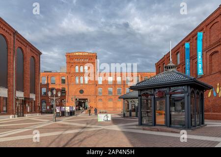 Manfaktura è enorme centro commerciale e di intrattenimento con la ex-fabbrica di proprietà di Israele Poznański factory di Łódź, Polonia. Foto Stock