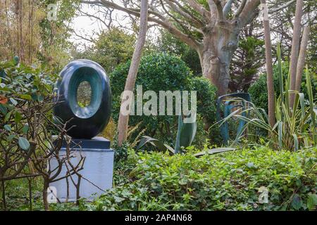 Molla (1966), con giardino scultura (modello per meridiano) (1958) oltre: Barbara Hepworth Sculpture Garden, St Ives, Cornwall Foto Stock