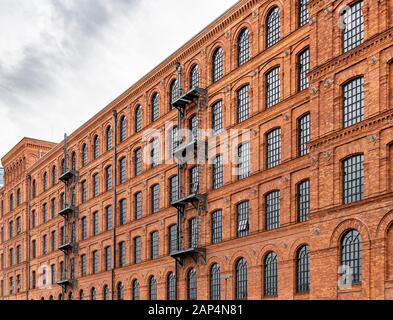 Manfaktura è enorme centro commerciale e di intrattenimento con la ex-fabbrica di proprietà di Israele Poznański factory di Łódź, Polonia. Foto Stock