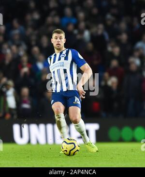 Adam Webster di Brighton durante il match di Premier League tra Brighton e Hove Albion e Aston Villa al Amex Stadium Brighton, Regno Unito - 18 Gennaio 2020 - solo uso editoriale. No merchandising. Per le immagini di calcio FA e Premier League restrizioni si applicano inc. no internet/utilizzo mobile senza licenza FAPL - per i dettagli contatti Football Dataco Foto Stock