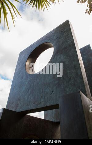 Four-Square (a piedi attraverso) (1966): Barbara Hepworth Sculpture Garden, St Ives, Cornwall Foto Stock