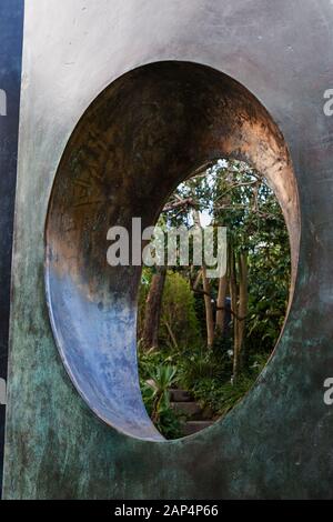 Dettaglio della scultura chiamato Four-Square (a piedi attraverso) (1966): Barbara Hepworth Sculpture Garden, St Ives, Cornwall Foto Stock