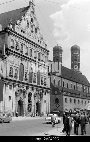 Jesuitenkirche die San Michele, die Türme der Frauenkirche im Hintergrund, 1957. La chiesa gesuita di San Michele con la Frauenkirche i campanili in background, 1957. Foto Stock