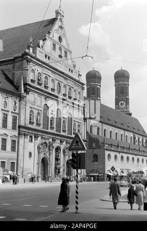 Jesuitenkirche die San Michele, die Türme der Frauenkirche im Hintergrund, 1957. La chiesa gesuita di San Michele con la Frauenkirche i campanili in background, 1957. Foto Stock