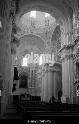 Der Hochaltar in der Theatinerkirche San Kajetan, 1957. L'altare maggiore in corrispondenza di Teatini chiesa di San Gaetano, 1957. Foto Stock