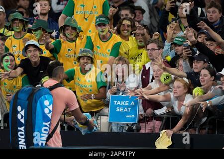 Melbourne, Australia. Xxi gen, 2020. Nick Kyrgios dell Australia firma autografi per i tifosi dopo la sconfitta di Lorenzo Sonego dell Italia 6-2 7-6 7-6 durante il primo round in abbinamento alla ATP Australian Open 2020 a Melbourne Park, Melbourne, Australia il 21 gennaio 2020. Foto di Peter Dovgan. Credit: UK Sports Pics Ltd/Alamy Live News Foto Stock