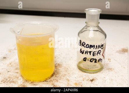 Preparazione dell'acqua Di Bromo in una sala di preparazione scolastica, Regno Unito Foto Stock