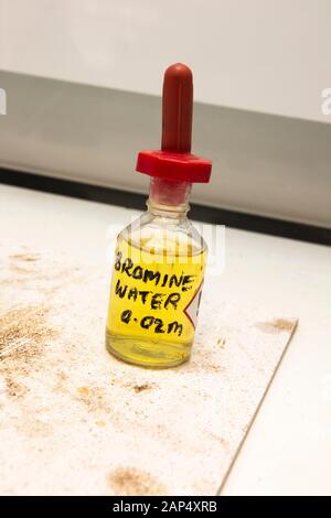 Preparazione dell'acqua Di Bromo in una sala di preparazione scolastica, Regno Unito Foto Stock