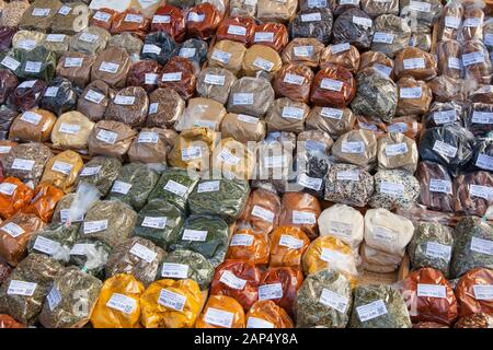 Erbe e spezie esposte al mercato Naschmarkt, Vienna, Austria. Foto Stock