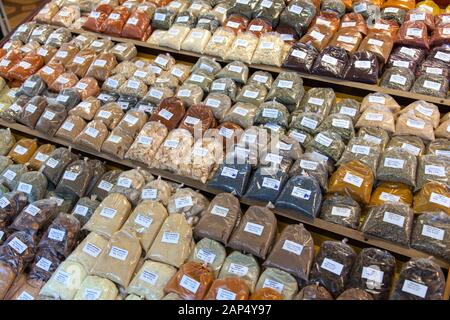 Erbe e spezie esposte al mercato Naschmarkt, Vienna, Austria. Foto Stock