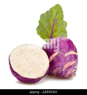 Tagliate a fette il cavolo rapa percorso isolato su bianco Foto Stock
