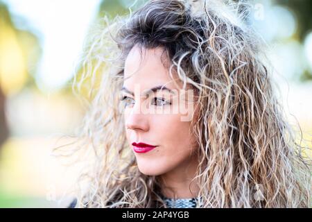 testa di bella donna con capelli ricci Foto Stock