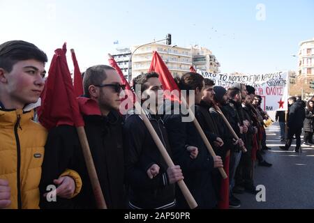 Salonicco, Grecia. Xxi gen, 2020. Gli studenti prendono parte a una protesta degli insegnanti contro le riforme dell'istruzione. Gli insegnanti in Grecia la protesta contro le riforme del settore dell'istruzione piallato dal governo greco. Credito: Giannis Papanikos/ZUMA filo/Alamy Live News Foto Stock