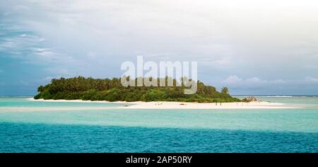 Fuvahmulah isola delle Maldive, visto dalla barca. Foto Stock