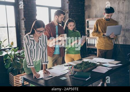 Azienda di quattro persone belle attraente professionale specializzato concentrato occupato serio partner leader preparare piano di relazione strategia finanziaria sul lavoro Foto Stock