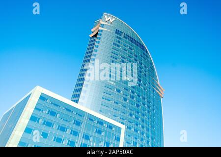 Barcellona, Spagna - 18 gennaio 2020: una vista del W Barcelona Hotel in Barcelona, Spagna, popolarmente conosciuta dai locali come Hotel Vela, Vela Hotel in cata Foto Stock