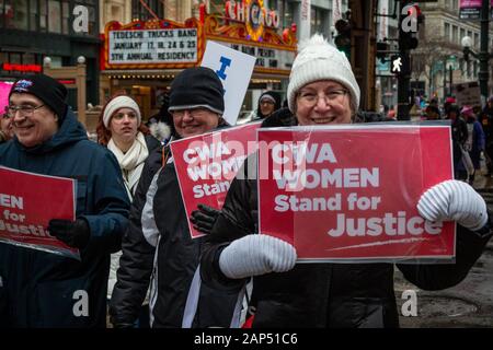 I manifestanti a Chicago per donna marzo 2020, tenutasi il 18 gennaio. Il mese di marzo ha iniziato a Columbus Drive e Jackson Boulevard e continuato attraverso il loop al Federal Plaza, dopo che una grande porzione di contestatori ha continuato a marzo verso Trump Tower a Wabash Avenue e il fiume Chicago. Foto Stock