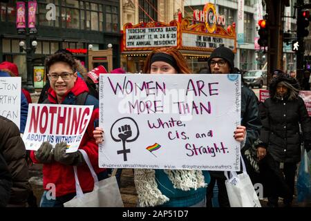 I manifestanti a Chicago per donna marzo 2020, tenutasi il 18 gennaio. Il mese di marzo ha iniziato a Columbus Drive e Jackson Boulevard e continuato attraverso il loop al Federal Plaza, dopo che una grande porzione di contestatori ha continuato a marzo verso Trump Tower a Wabash Avenue e il fiume Chicago. Foto Stock