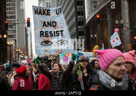 I manifestanti a Chicago per donna marzo 2020, tenutasi il 18 gennaio. Il mese di marzo ha iniziato a Columbus Drive e Jackson Boulevard e continuato attraverso il loop al Federal Plaza, dopo che una grande porzione di contestatori ha continuato a marzo verso Trump Tower a Wabash Avenue e il fiume Chicago. Foto Stock