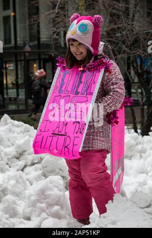 I manifestanti a Chicago per donna marzo 2020, tenutasi il 18 gennaio. Il mese di marzo ha iniziato a Columbus Drive e Jackson Boulevard e continuato attraverso il loop al Federal Plaza, dopo che una grande porzione di contestatori ha continuato a marzo verso Trump Tower a Wabash Avenue e il fiume Chicago. Foto Stock