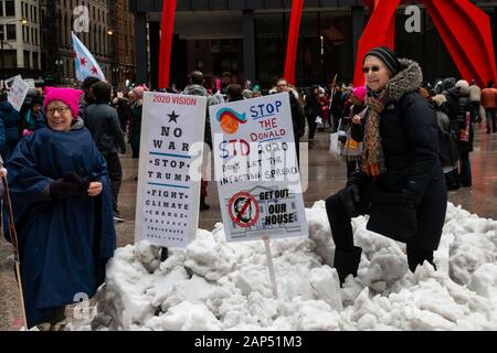 I manifestanti a Chicago per donna marzo 2020, tenutasi il 18 gennaio. Il mese di marzo ha iniziato a Columbus Drive e Jackson Boulevard e continuato attraverso il loop al Federal Plaza, dopo che una grande porzione di contestatori ha continuato a marzo verso Trump Tower a Wabash Avenue e il fiume Chicago. Foto Stock