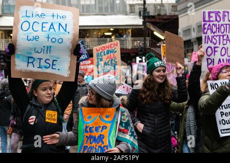 I manifestanti a Chicago per donna marzo 2020, tenutasi il 18 gennaio. Il mese di marzo ha iniziato a Columbus Drive e Jackson Boulevard e continuato attraverso il loop al Federal Plaza, dopo che una grande porzione di contestatori ha continuato a marzo verso Trump Tower a Wabash Avenue e il fiume Chicago. Foto Stock