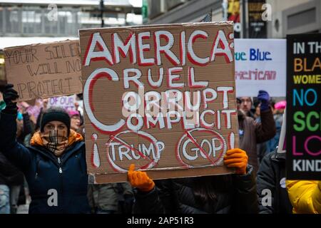 I manifestanti a Chicago per donna marzo 2020, tenutasi il 18 gennaio. Il mese di marzo ha iniziato a Columbus Drive e Jackson Boulevard e continuato attraverso il loop al Federal Plaza, dopo che una grande porzione di contestatori ha continuato a marzo verso Trump Tower a Wabash Avenue e il fiume Chicago. Foto Stock