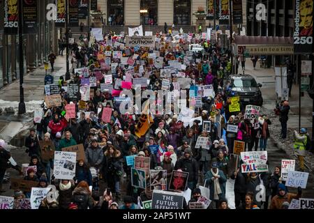 I manifestanti a Chicago per donna marzo 2020, tenutasi il 18 gennaio. Il mese di marzo ha iniziato a Columbus Drive e Jackson Boulevard e continuato attraverso il loop al Federal Plaza, dopo che una grande porzione di contestatori ha continuato a marzo verso Trump Tower a Wabash Avenue e il fiume Chicago. Foto Stock