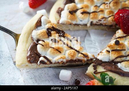 Pizzatopped con marshmallows tostati e gocce di cioccolato Foto Stock
