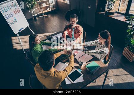 Foto della vista dall'alto in alto di united Smart team di sviluppatori che creano relazioni amichevoli all'interno dei colleghi aumentando il loro economico Foto Stock