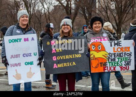 I manifestanti a Chicago per donna marzo 2020, tenutasi il 18 gennaio. Il mese di marzo ha iniziato a Columbus Drive e Jackson Boulevard e continuato attraverso il loop al Federal Plaza, dopo che una grande porzione di contestatori ha continuato a marzo verso Trump Tower a Wabash Avenue e il fiume Chicago. Foto Stock