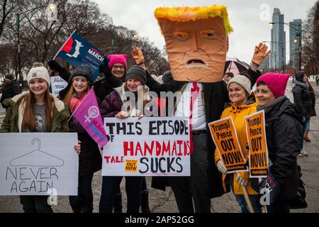 I manifestanti a Chicago per donna marzo 2020, tenutasi il 18 gennaio. Il mese di marzo ha iniziato a Columbus Drive e Jackson Boulevard e continuato attraverso il loop al Federal Plaza, dopo che una grande porzione di contestatori ha continuato a marzo verso Trump Tower a Wabash Avenue e il fiume Chicago. Foto Stock