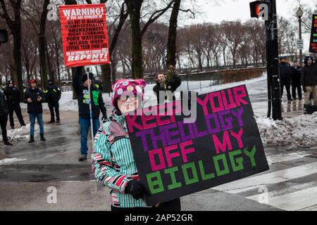 I manifestanti a Chicago per donna marzo 2020, tenutasi il 18 gennaio. Il mese di marzo ha iniziato a Columbus Drive e Jackson Boulevard e continuato attraverso il loop al Federal Plaza, dopo che una grande porzione di contestatori ha continuato a marzo verso Trump Tower a Wabash Avenue e il fiume Chicago. Foto Stock