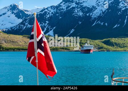 Bandiera norvegese con G avventure nave da crociera spedizione in Holandsfjorden fiordo. Svartisen, Meløy comune, Helgeland, Nordland, Norvegia Foto Stock