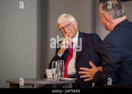 Intervista a Sir Michael Parkinson CBE, l'emittente inglese, giornalista, autore e ospite di uno show televisivo. Era anche un presentatore radio Foto Stock