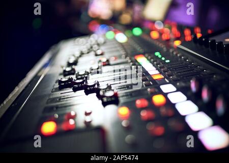 Attività da DJ in una discoteca, music club party, Concerto attrezzature, un mixer e un DJ console. Il concetto di discoteca, intrattenimento, vacanza. Soft focus foto Foto Stock