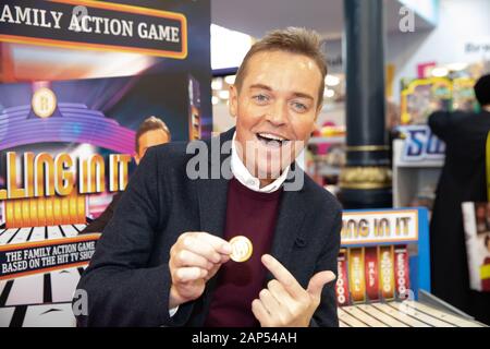 Londra, UK, 21 gen, 2020.presentatore televisivo Stephen Mulhern presentazione "In per un penny" e "rotolamento in essa" al TOYFAIR annuale all'Olympia di Londra.Credit: Keith Larby/Alamy Live news Foto Stock