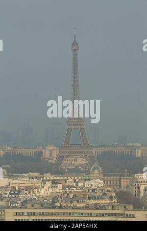 TORRE EIFFEL NELL'INQUINAMENTO DI PARIGI Foto Stock