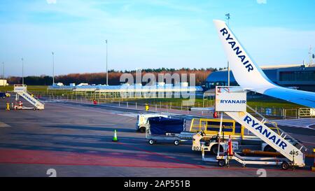 Modlin, Polonia - 17 novembre 2019: Preparazione per l'imbarco su Ryanair in aeroporto di Varsavia Modlin in Polonia. Ryanair opera su oltre 300 aerei e. Foto Stock