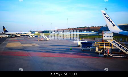 Modlin, Polonia - 17 novembre 2019: Preparazione per l'imbarco su Ryanair in aeroporto di Varsavia Modlin in Polonia. Ryanair opera su oltre 300 aerei e. Foto Stock