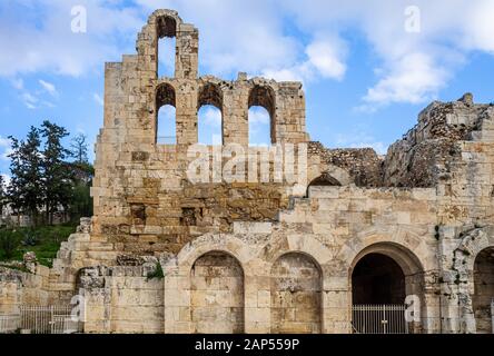 Parte di Odeon di Erode Attico ad Atene, in Grecia. Noto anche come Herodeion o Herodion è una pietra teatro romano situato sulla collina dell'acropoli di pendenza. Foto Stock