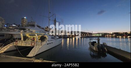 Viaduct Harbour, Auckland / Nuova Zelanda - 12 dicembre 2019: La bella scena che circonda il porto Viaduct, baia marina e quartiere Wynyard Foto Stock