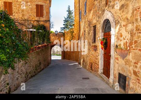 Pienza, Toscana, Italia. Patrimonio dell'umanità dell'UNESCO, chiamata città ideale nel periodo rinascimentale. Protetta da alte mura, famosa per il Pecorino Pienza. Foto Stock