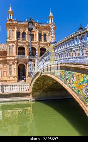 Piastrelle colorate in corrispondenza del ponte di Plaza de Espana in Siviglia, Spagna Foto Stock